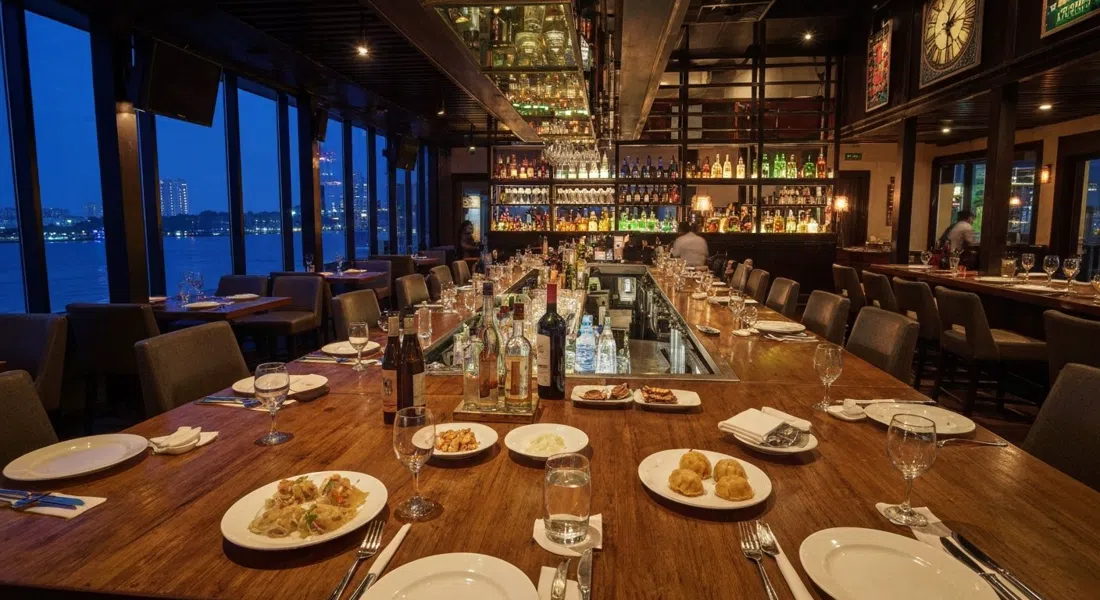 la barra isleña de 38 metros de Koko en Trade World, con botellas brillantes, platos de dim sum y el local pasando de cena a energía nocturna