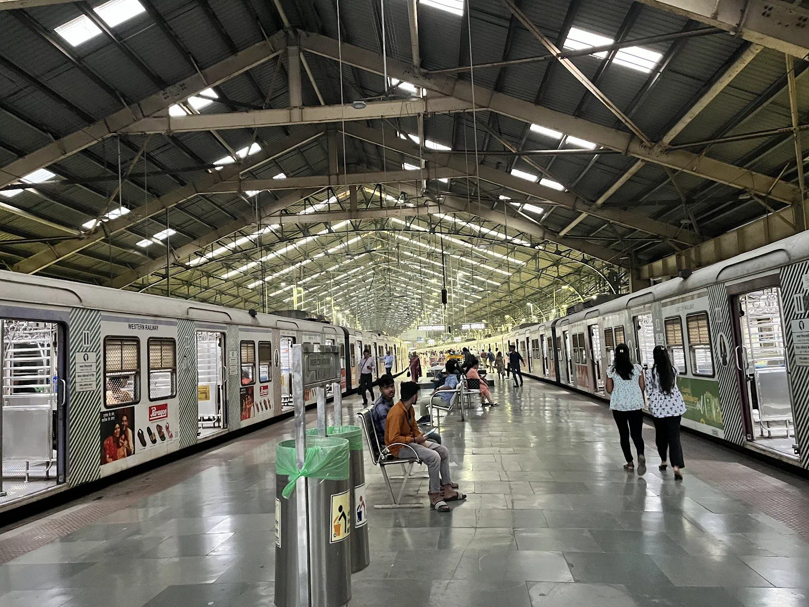 Les hommes aux casquettes blanches : dans les coulisses du service de livraison de lunchs centenaire de Mumbai