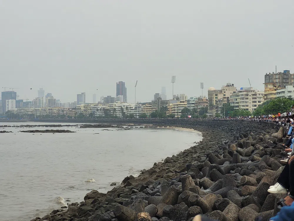 Walking Mumbai's Marine Drive from Nariman Point to Chowpatty